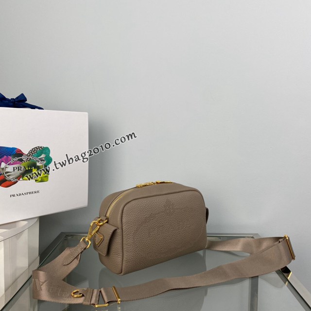 Prada專櫃新款小號雕花logo斜跨包 1BH187 普拉達小牛皮休閒肩背女包 csp1676